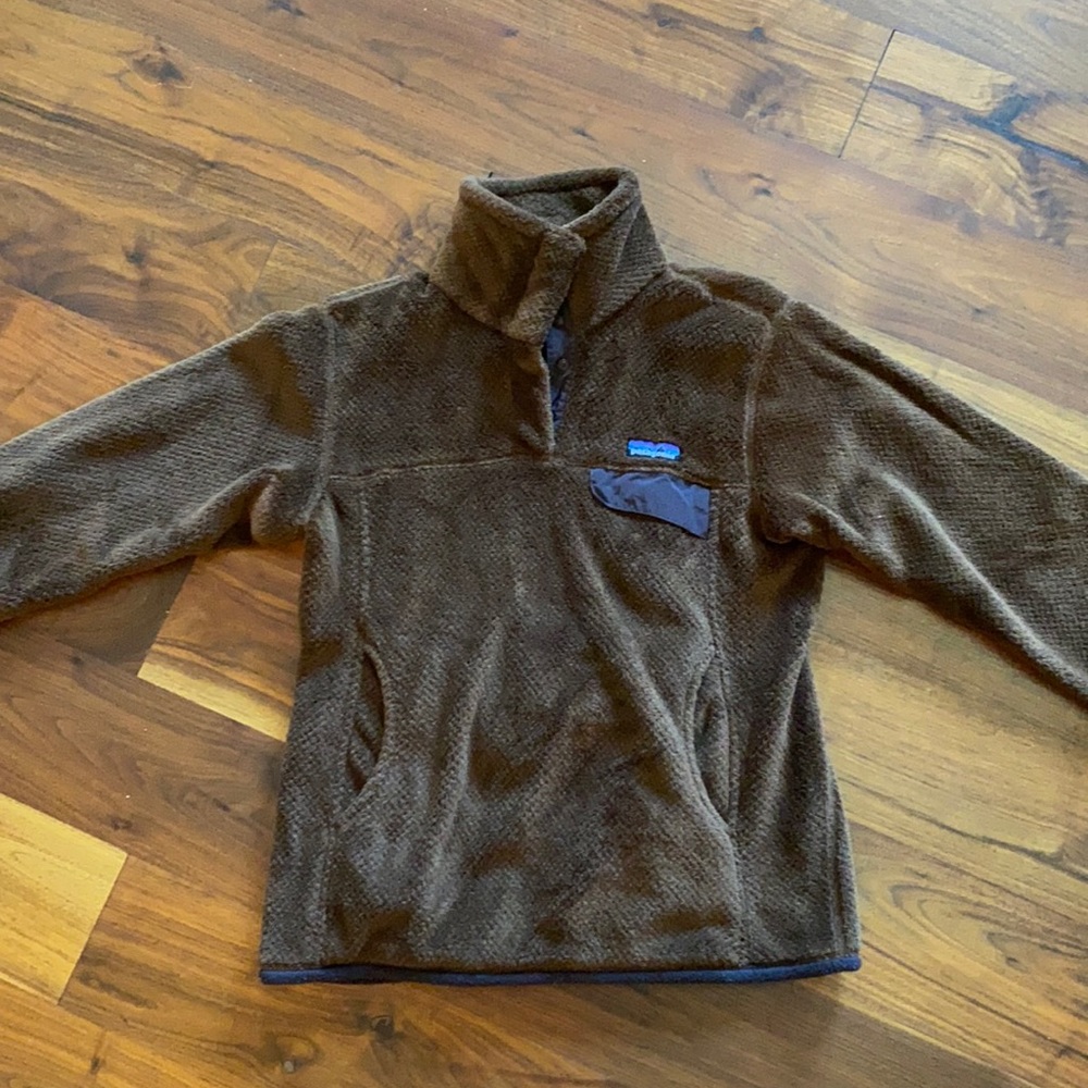 Brown Patagonia pullover sweatshirt.